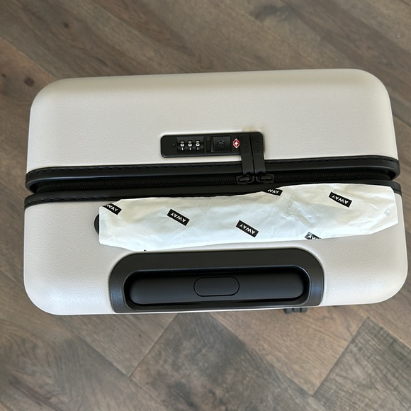 Away The Bigger Carry On in Cloud Gray brand new - Picture 3 of 15